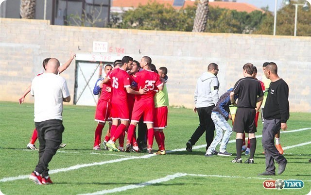 שחקני באקה חוגגים אחרי השיוויון המהיר (שלומי גבאי)